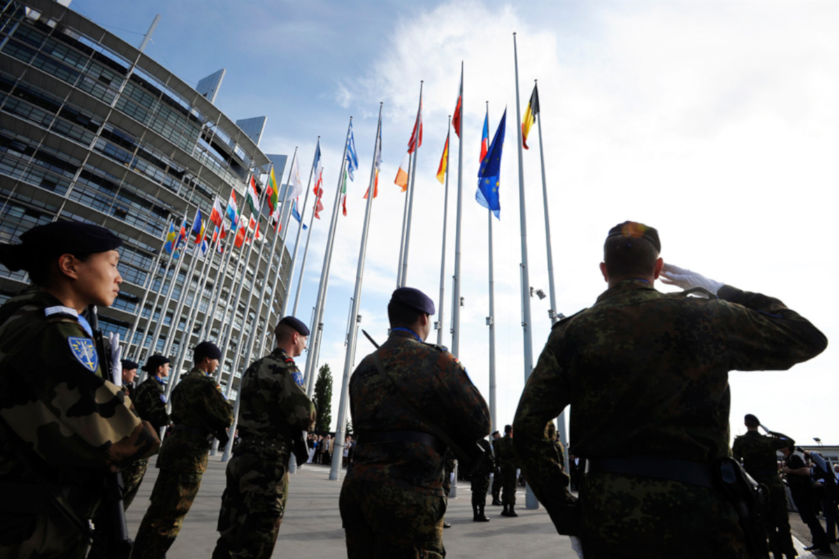Cooperación Internacional en Defensa - Militares frente a banderas europeas